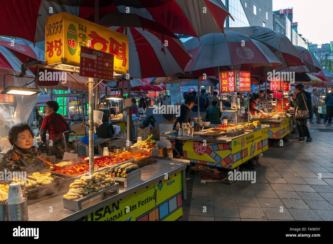 Koreanische Street Food vending bei Busan International Film Festival (BIFF) Square in Nampodong, Busan, Südkorea Stockfoto