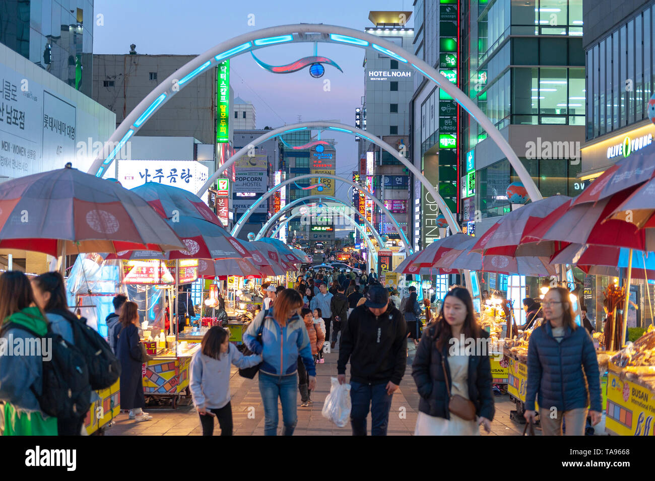 Busan International Film Festival (BIFF) Platz mit Street Food Stände und Geschäfte entlang der Weise, Nampodong, Busan, Südkorea Stockfoto