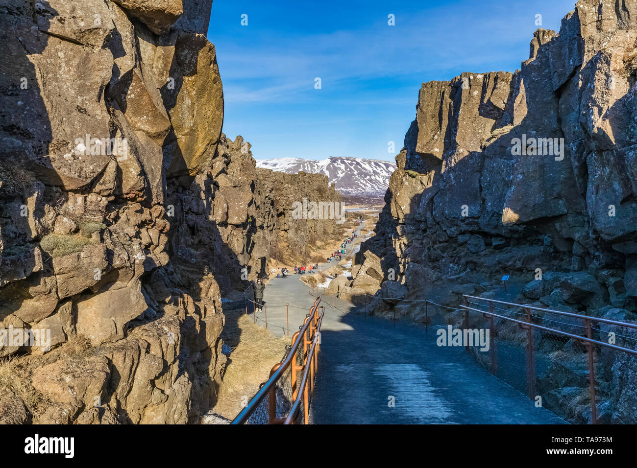 Die Schlucht Almannagjá, Rift Valley zwischen der Trennung der nordamerikanischen und der eurasischen Kontinentalplatte, in Þingvellir National Park, Island Stockfoto