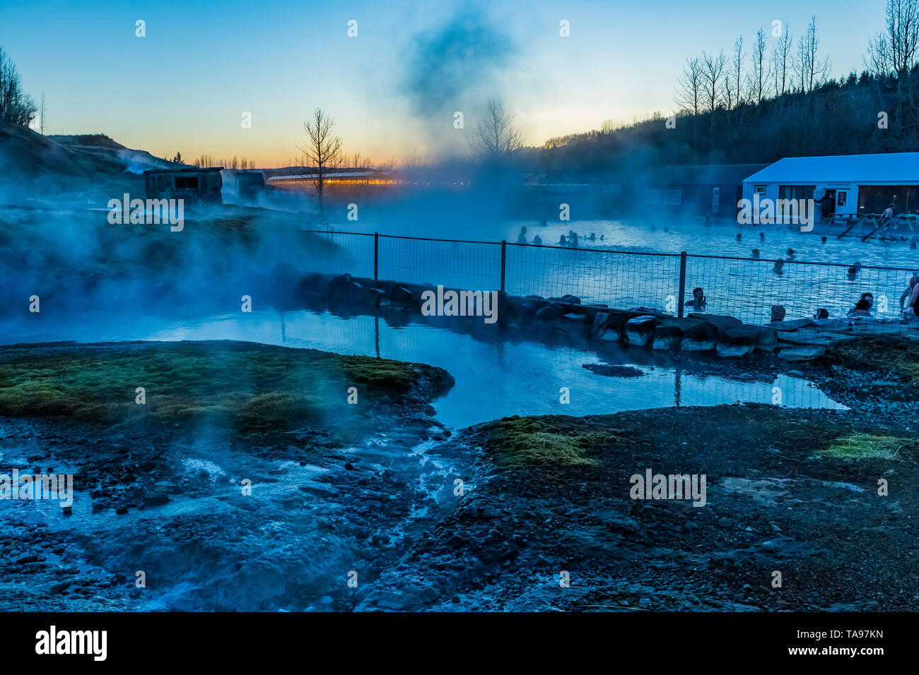 Litli Geysir Trinkschnäbel ca. alle 5-10 Minuten bei Secret Lagoon, einem natürlichen heißen Quellen in Fludir, Island [kein Modell oder Eigentum; verfügbar für Stockfoto