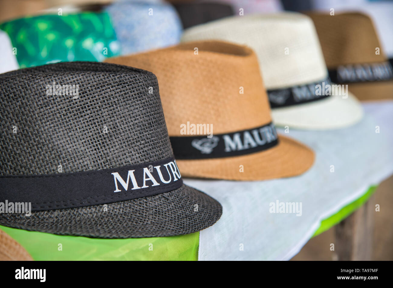 MAURITIUS - Mai 2, 2019: Strohhüte auf Verkauf in einem Shop. Mauritius ist eine berühmte Touristenattraktion für Urlaub am Meer. Stockfoto