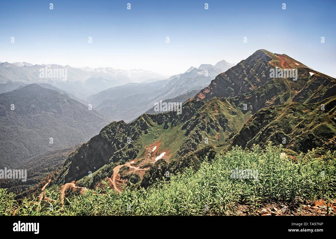 Berglandschaft: steile Berge mit Wäldern bedeckt, eine tiefe Schlucht entfernt auf den Berggipfeln Schnee zu bilden. Stockfoto