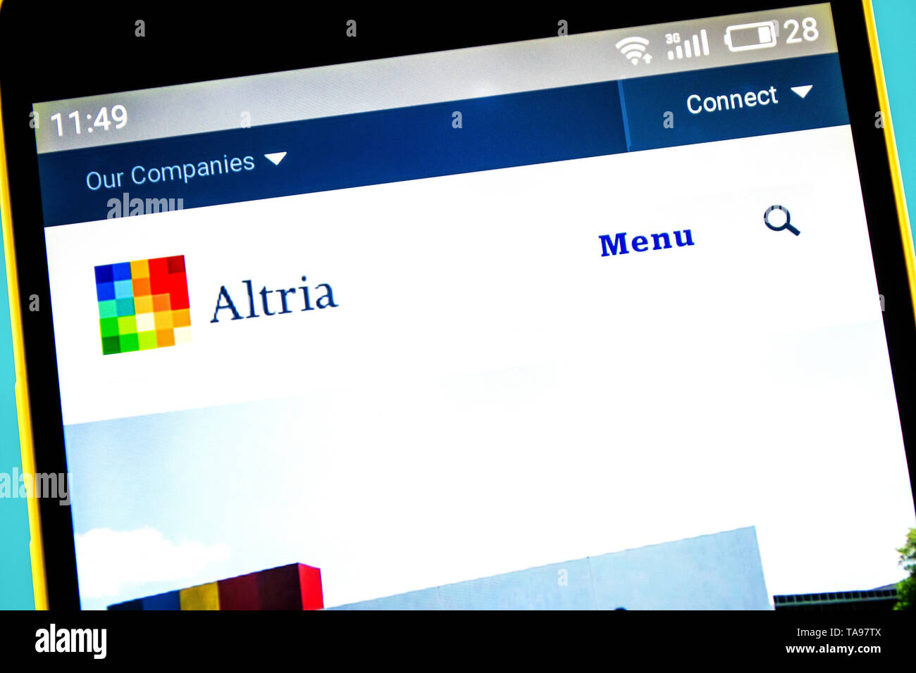 Berdyansk, Ukraine - 10 Mai 2019: Illustrative Editorial von Altria Group Website Homepage. Altria Group Logo sichtbar auf dem Bildschirm des Telefons. Stockfoto