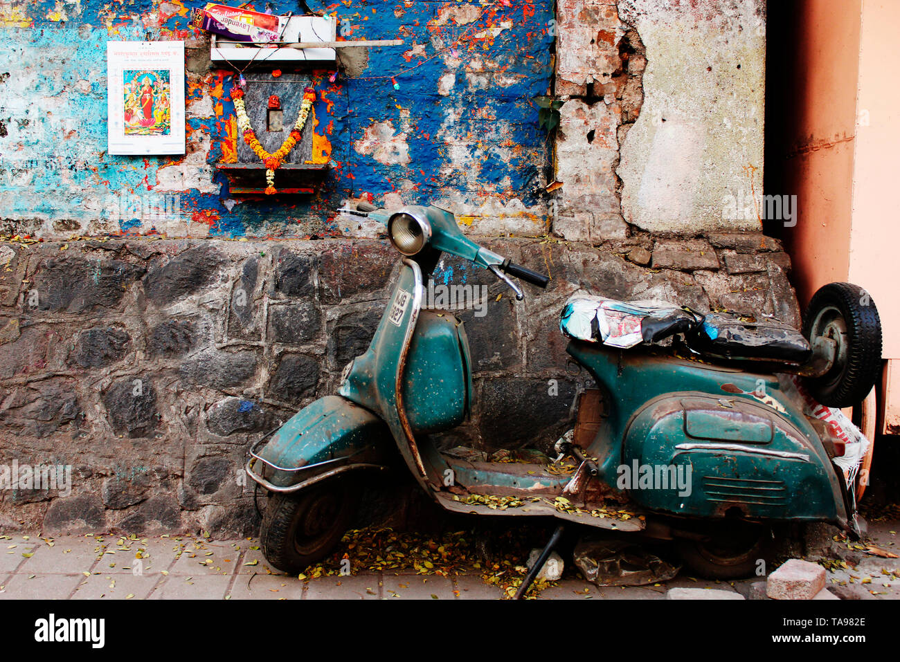 Alte Roller an der Seite der Straße geparkt, Pune, Maharashtra. Stockfoto