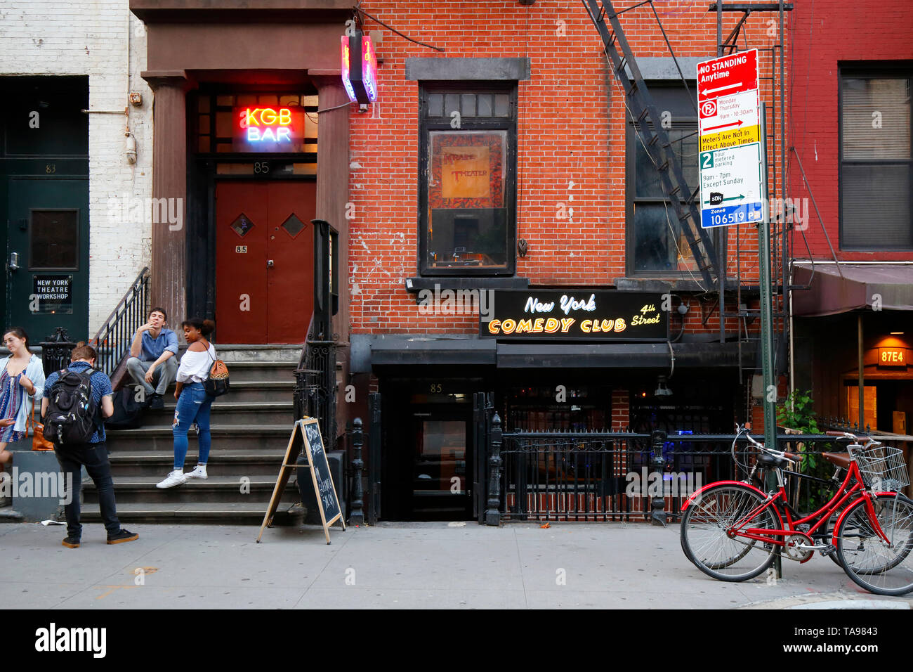 Das rote Zimmer, KGB-Bar, New York Comedy Club, 85 E 4th St., New York, NY. aussen Verkaufsplattform, einer Bar und Comedy Club im East Village in Manhattan. Stockfoto