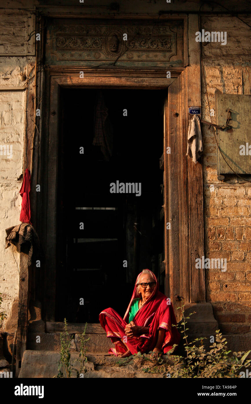 PUNE, MAHARASHTRA, Indien, Februar 2019, alte Frau sitzt vorne an zu Hause. Stockfoto