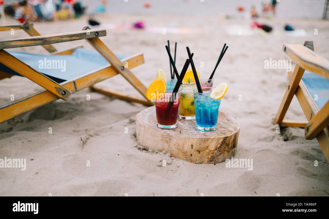Sommer Getränke mit blur Strand für den Hintergrund. Ferienhäuser Konzept. Stockfoto Sommer Getränke mit blur Strand für den Hintergrund. Ferienhäuser Konzept. Stockfoto