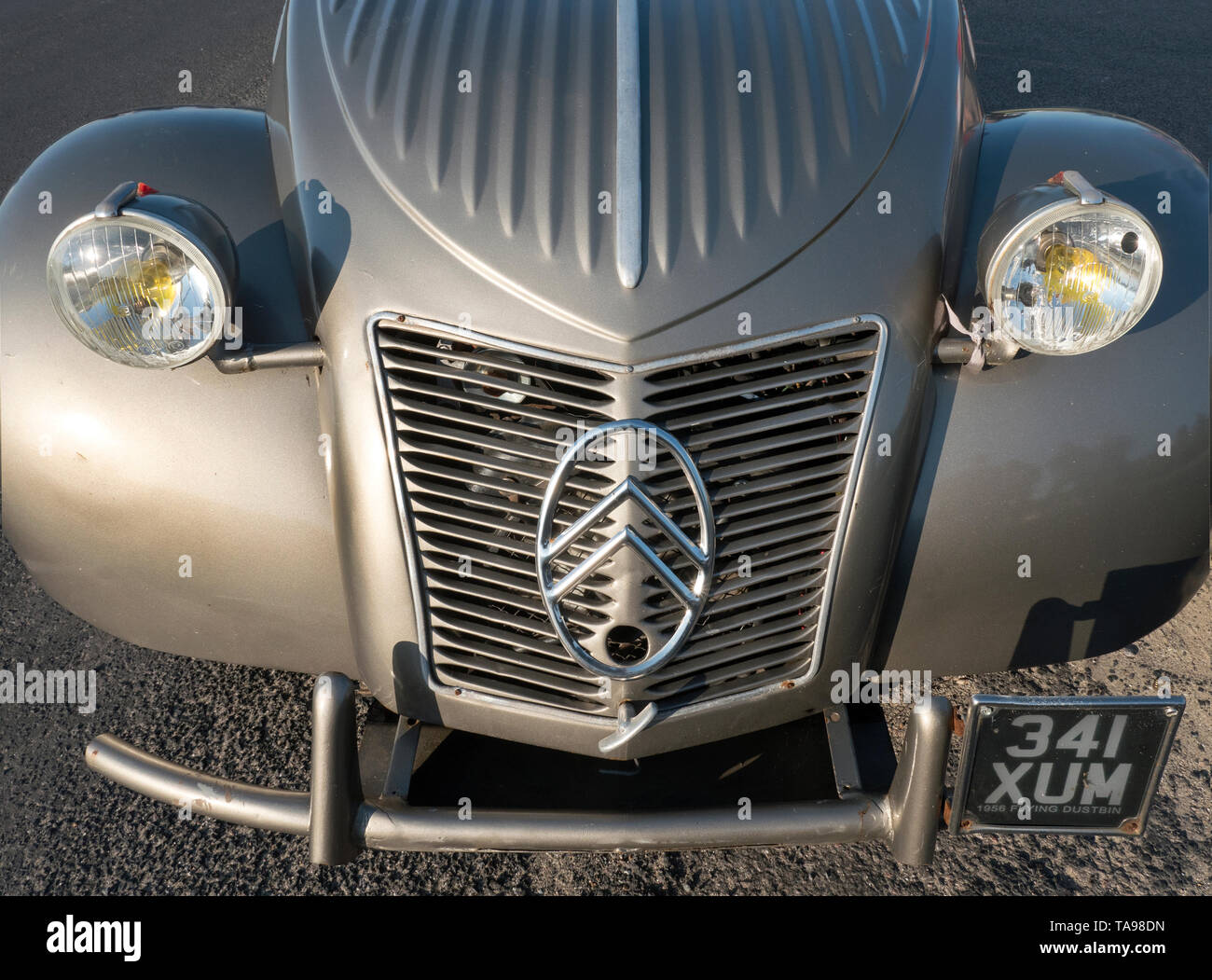 1956 Citroen 2CV, Motorhaube und Abzeichen Stockfoto