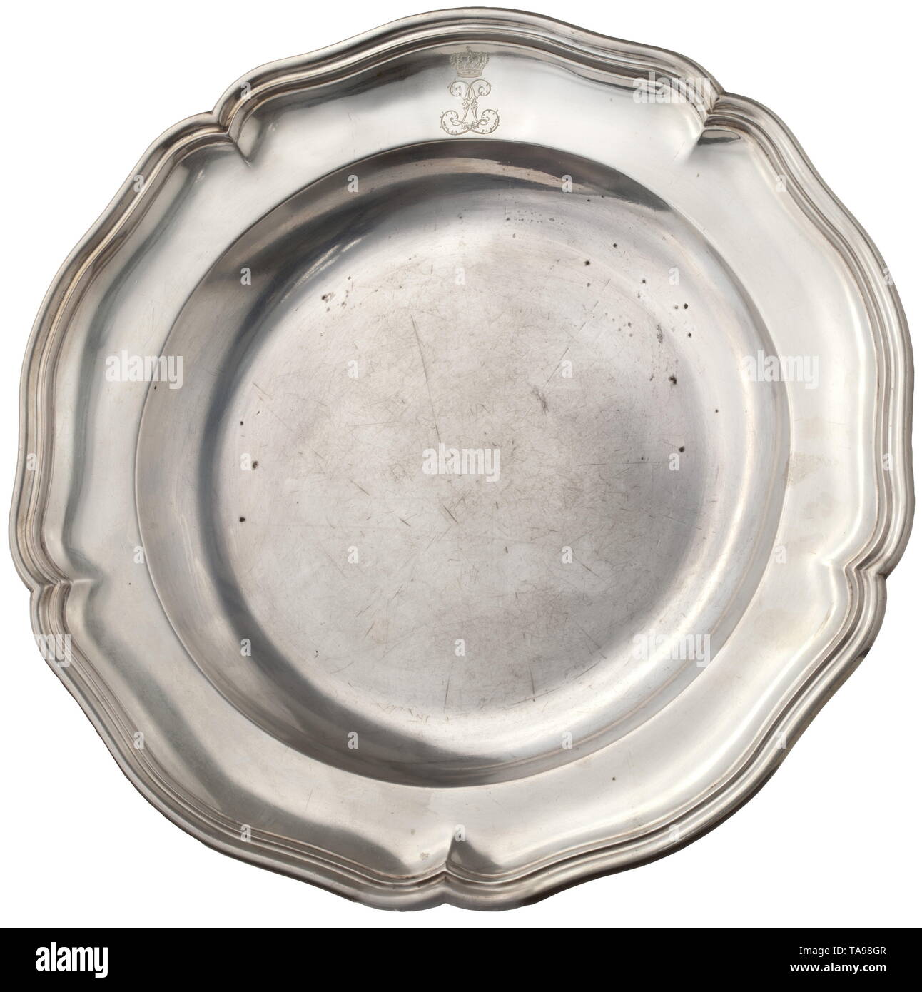 König Ludwig II von Bayern (1845 - 1886) - ein Deep Silver Plate aus des Königs Tisch Silber, gemacht von der Münchner Hofjuwelier Mayerhofer. Große Version. Gebänderte relief Dekoration am Rand, die Grenze mit gravierten Spiegelmonogramm 'L' unter königlich bayerischen Krone ähnelt das Monogramm der Sonnenkönig Ludwig XIV. Unterschrift des Kapitäns bin ayerhofer', prüfkennzeichnung 'Münchner Kindl' und Silber Inhalt 4 Mrk. 5. L. 1 Qt.' Durchmesser 32 cm, Gewicht 1182 g. Sehr selten. historischen, geschichtlichen, Bayern, Bayrisch, Deutsch, Deutschland, Süddeutschland, im Süden von FRA, GER, Additional-Rights - Clearance-Info - Not-Available Stockfoto