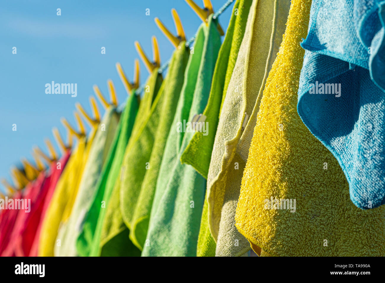 Microfaser Reinigungstücher auf einer Wäscheleine. Stockfoto