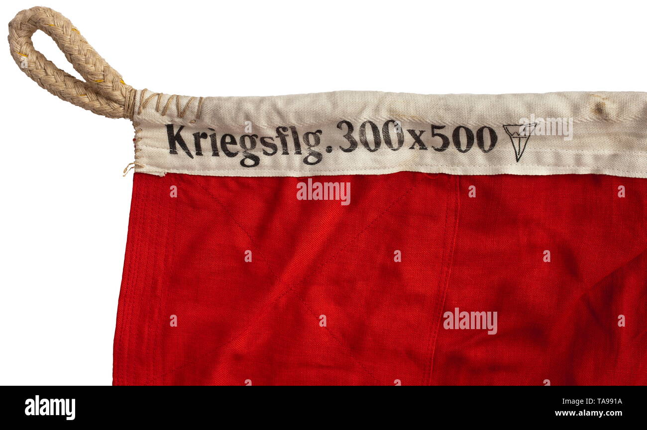 Ein Reich war Flagge große Version für ein Schlachtschiff, schwere Kreuzer, etc., die in Farbe gedruckt werden, mit Herstellerzeichen 'WFT', Größe Anzeige 3 x 5 Meter. Der Blutegel mit mehreren Briefmarken, mit leichten Gebrauchsspuren. historischen, geschichtlichen, Marine, Marine, Militär, Militaria, Zweig, Zweige, Streitkräften und bewaffneten Service, Objekt, Objekte, Stills, Clipping, Clippings, Ausschneiden, Ausschneiden, Ausschnitten, 20. Jahrhundert, Editorial-Use - Nur Stockfoto