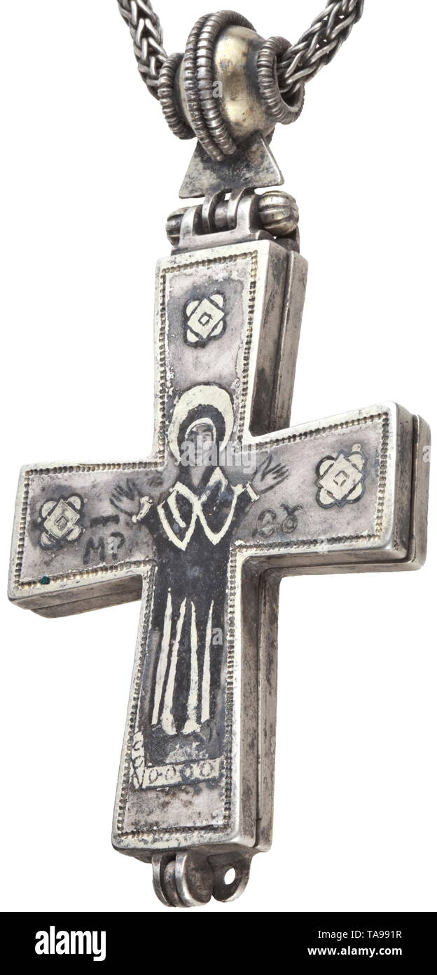 Eine Mitte der Byzantinischen, Silber encolpion mit Halskette, 10. - 11. Jahrhundert Zweiteilige reliquiar Kreuz, Abklappbar unten und mit beweglichen Aufhängung an der Spitze. Biconical Pearl mit filigranen Dekoration auf beiden Seiten und auf der zentralen Rand über den dreieckigen Platte Scharnier. Durch diese Aussetzung einer massiven foxtail Halskette mit 5 mm Durchmesser geschnürt. Die Schließung ist ein Medaillon mit vergoldeten Rahmen und Seite Ringe, an denen die Kette endet durch Zylinderförmige Perlen mit filigranen Grenzen verbunden sind. Die Innenflächen mit n Mittelalter, Additional-Rights - Clearance-Info - Not-Available Stockfoto