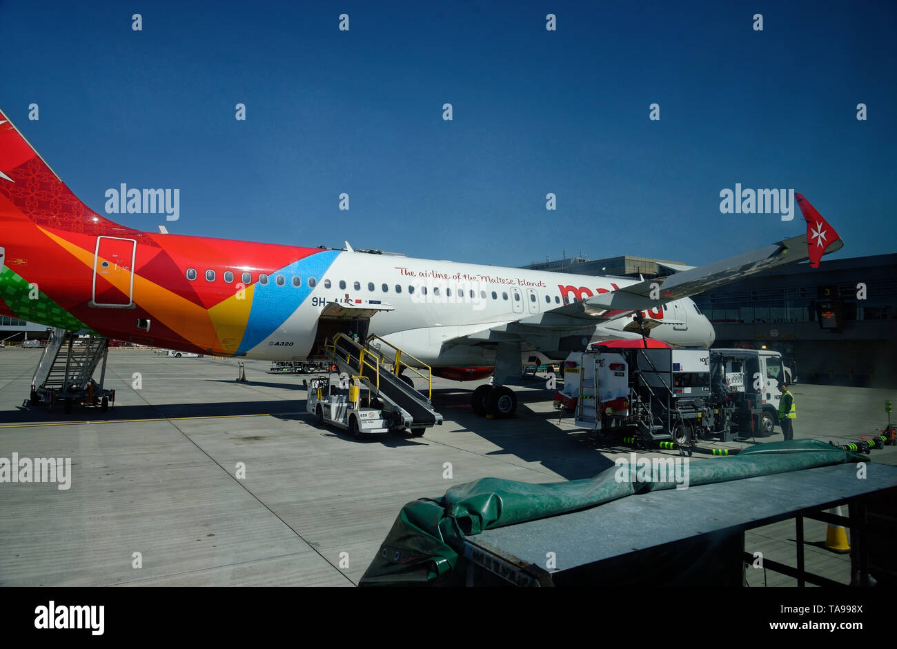 Flugzeuge am Flughafen Gatwick, betankt. Stockfoto