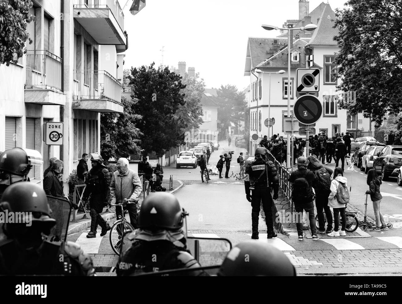 Straßburg, Frankreich - Apr 28, 2019 : Rückseite des französischen Polizisten und Journalisten die Berichterstattung der Gelben Westen Proteste in Strasbourg ein paar Meter vom Europarat Gebäude - Schwarz und Weiß Stockfoto