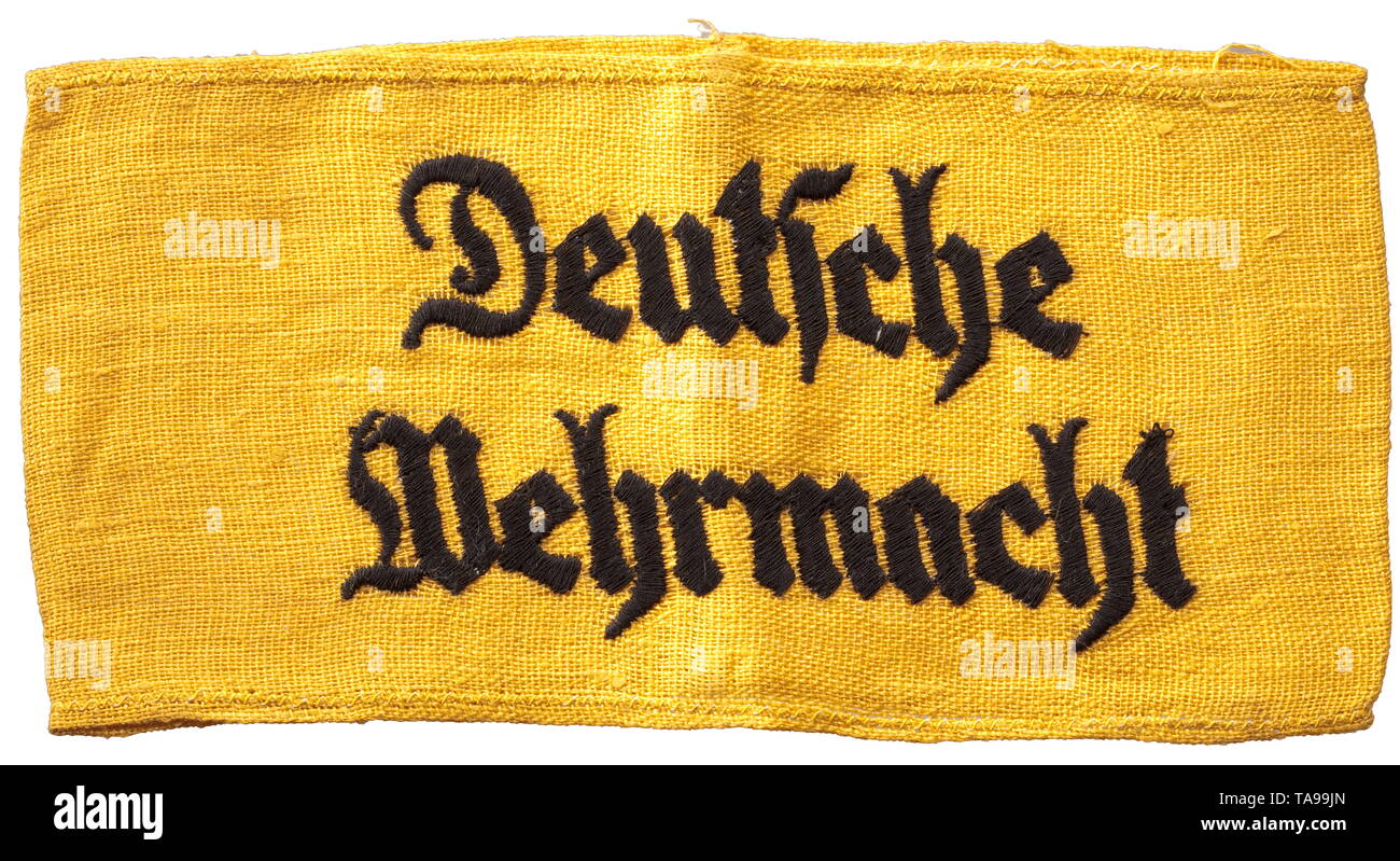 Ein Armband 'Deutsche Wehrmacht' 27.09.05 Blick mit schwarz eingestickter gotischer Aufschrift. Diente als Kennzeichnung des nicht uniformierten Personals der Wehrmacht, des sog. 'Wehrmachtsgefolges', bzw. unterstellter Einheiten, die keine Wehrmachtsuniform trugen, z.B. Polizei-oder RAD-Angehörige. historischen, historische, 20. Jahrhundert, Editorial-Use - Nur Stockfoto