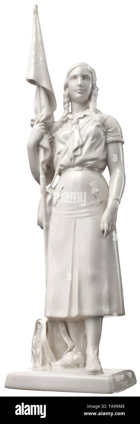 Ein BDM-Mädchen mit Flagge von Richard Förster, Modell Nr. 59 entwickelt. Porzellan, weiß glasiert. Die Unterseite ist grün Unterglasur Hersteller mark S Allach' in ein Achteck, beeindruckt Signatur des Künstlers und die Modellnummer. Flagge finial wiederhergestellt. Höhe ca. 31,5 cm. Seltene Figur. historischen, geschichtlichen, Porzellan, Porzellan, 20. Jahrhundert, Editorial-Use - Nur Stockfoto