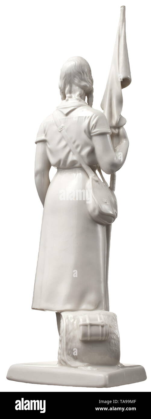 Ein BDM-Mädchen mit Flagge von Richard Förster, Modell Nr. 59 entwickelt. Porzellan, weiß glasiert. Die Unterseite ist grün Unterglasur Hersteller mark S Allach' in ein Achteck, beeindruckt Signatur des Künstlers und die Modellnummer. Flagge finial wiederhergestellt. Höhe ca. 31,5 cm. Seltene Figur. historischen, geschichtlichen, Porzellan, Porzellan, 20. Jahrhundert, Editorial-Use - Nur Stockfoto