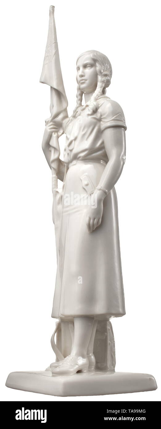 Ein BDM-Mädchen mit Flagge von Richard Förster, Modell Nr. 59 entwickelt. Porzellan, weiß glasiert. Die Unterseite ist grün Unterglasur Hersteller mark S Allach' in ein Achteck, beeindruckt Signatur des Künstlers und die Modellnummer. Flagge finial wiederhergestellt. Höhe ca. 31,5 cm. Seltene Figur. historischen, geschichtlichen, Porzellan, Porzellan, 20. Jahrhundert, Editorial-Use - Nur Stockfoto