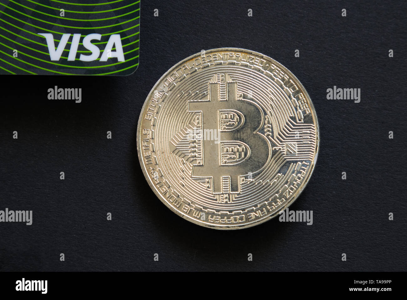 Prag, tschechische Republik - Mai, 2019: silber Bitcoin neben Visa Kreditkarte auf schwarzem Hintergrund. Digitale Währung, block Kette Markt Stockfoto