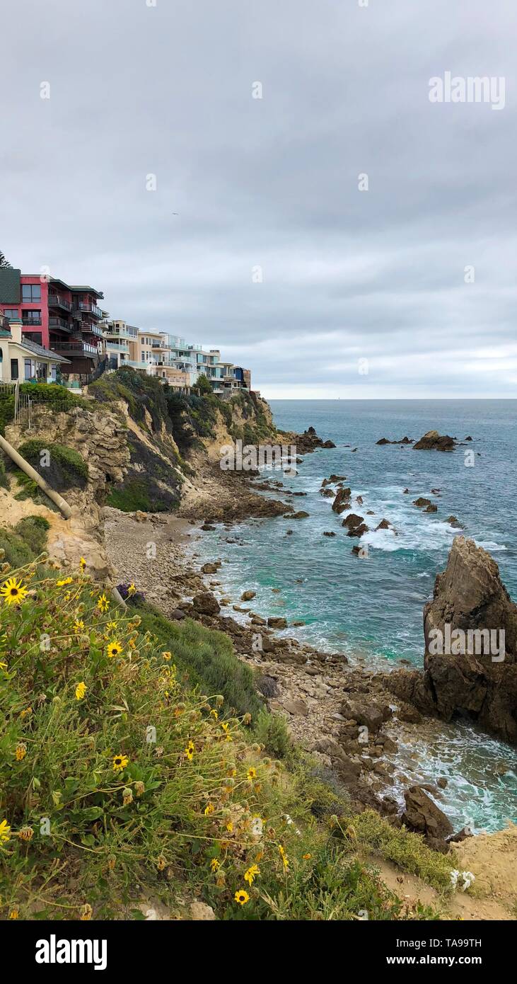 Häuser in Corona Del Mar mit Blick auf den Pazifischen Ozean Stockfoto