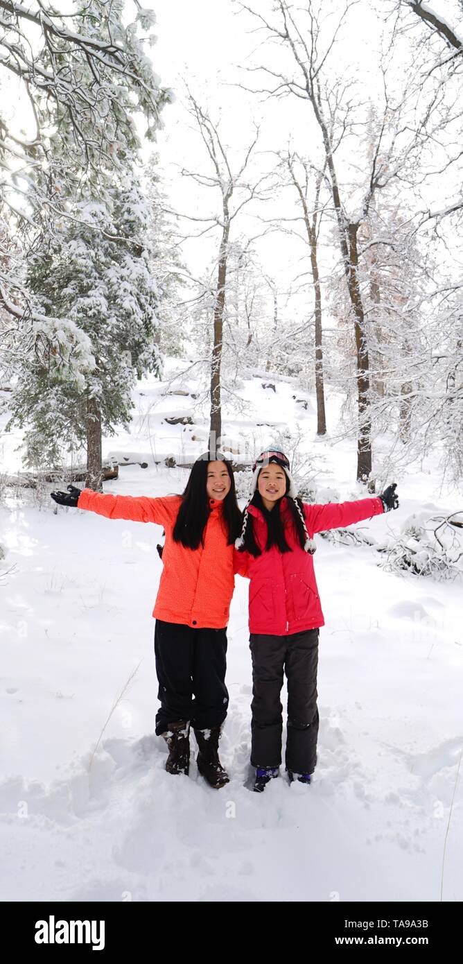 Zwei Mädchen im Teenager-Alter zusammen Posieren, beim Spielen im Schnee bei Big Bear Mountain. Stockfoto