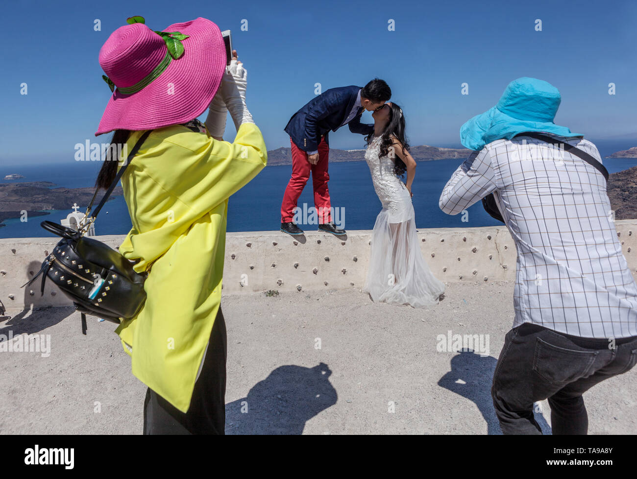Jungen asiatischen Menschen küssen, andere Touristen unter Foto, Santorini, berühmten Platz, Hochzeit, griechische Inseln, Griechenland, Europa Stockfoto