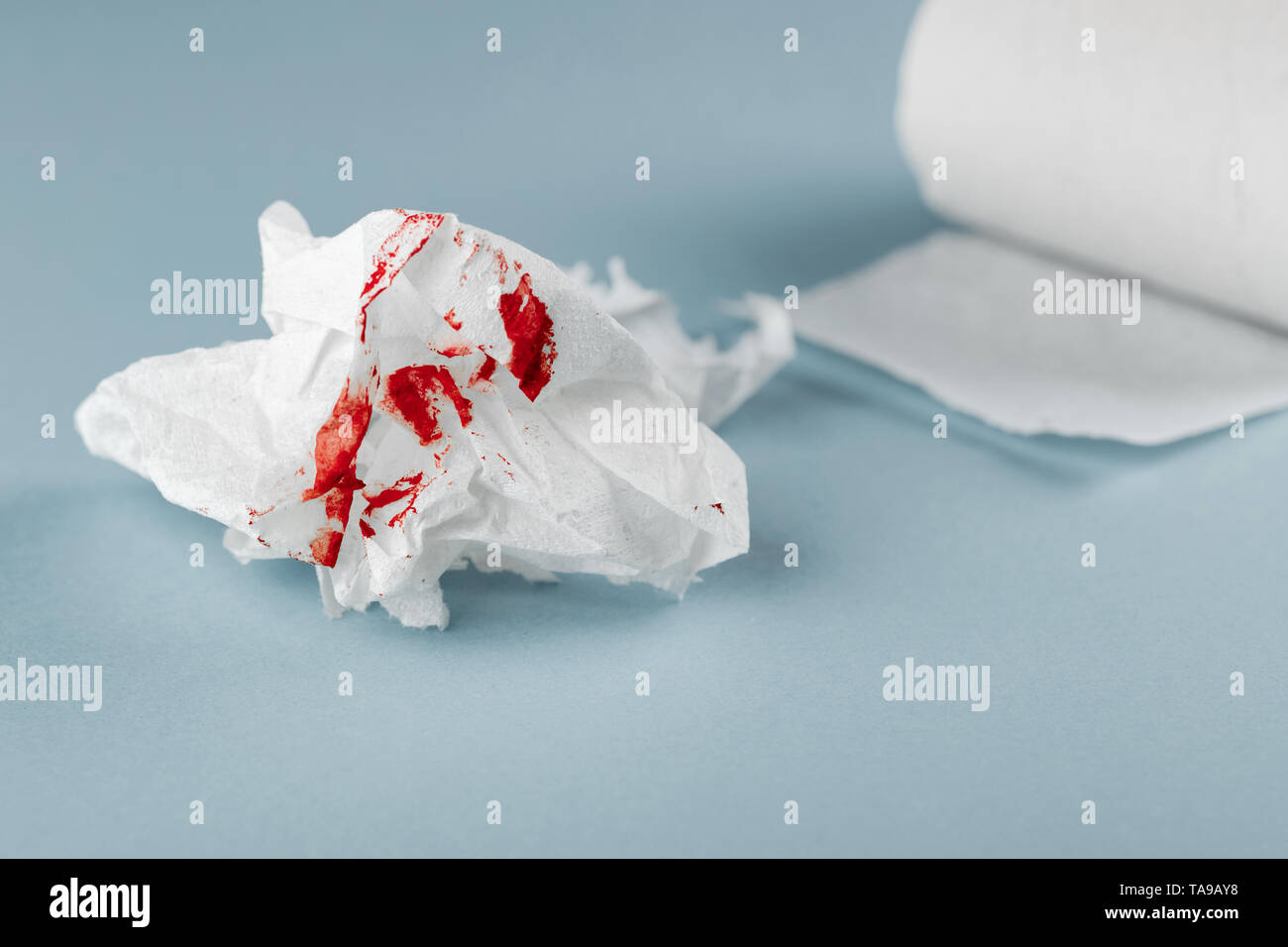 Blut auf Seidenpapier auf weißem Hintergrund. Gesundheit medizinische Konzept. Stockfoto