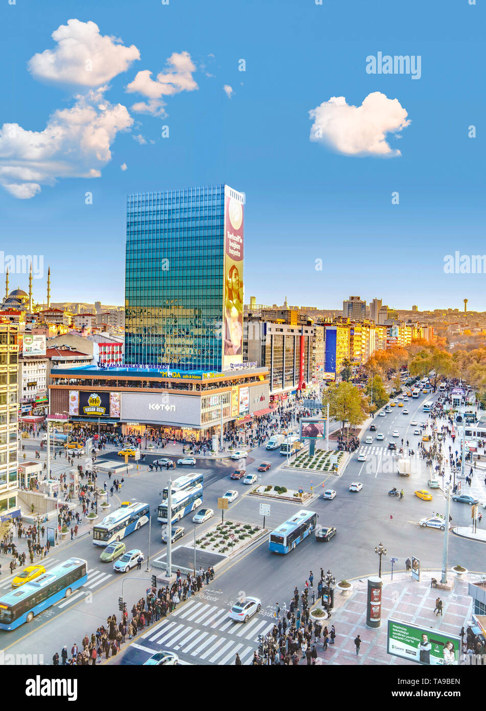 Ankara/Turkey-November 24 2018: vertikale Ansicht von Kizilay Platz und Wolkenkratzer, Ankara, die Hauptstadt der Türkei Stockfoto