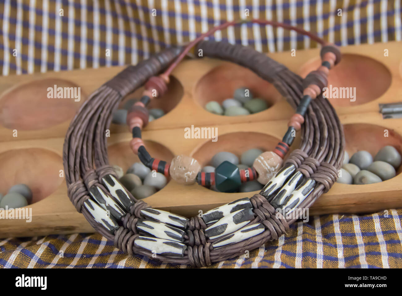 African tribal Kette mit Hintergrund aus afrikanischen Artefakten, private Sammlung Stockfoto