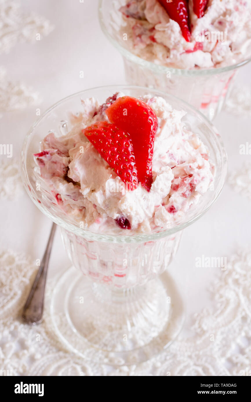 Eton mess Ein traditioneller englischer Sommer Dessert mit Erdbeeren Himbeeren Baiser und Sahne Stockfoto