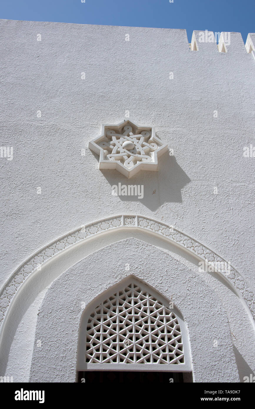 Oman, Hauptstadt von Muscat. Äußere des Bait Al Subair Museum, typisch arabischen Architektur. Stockfoto