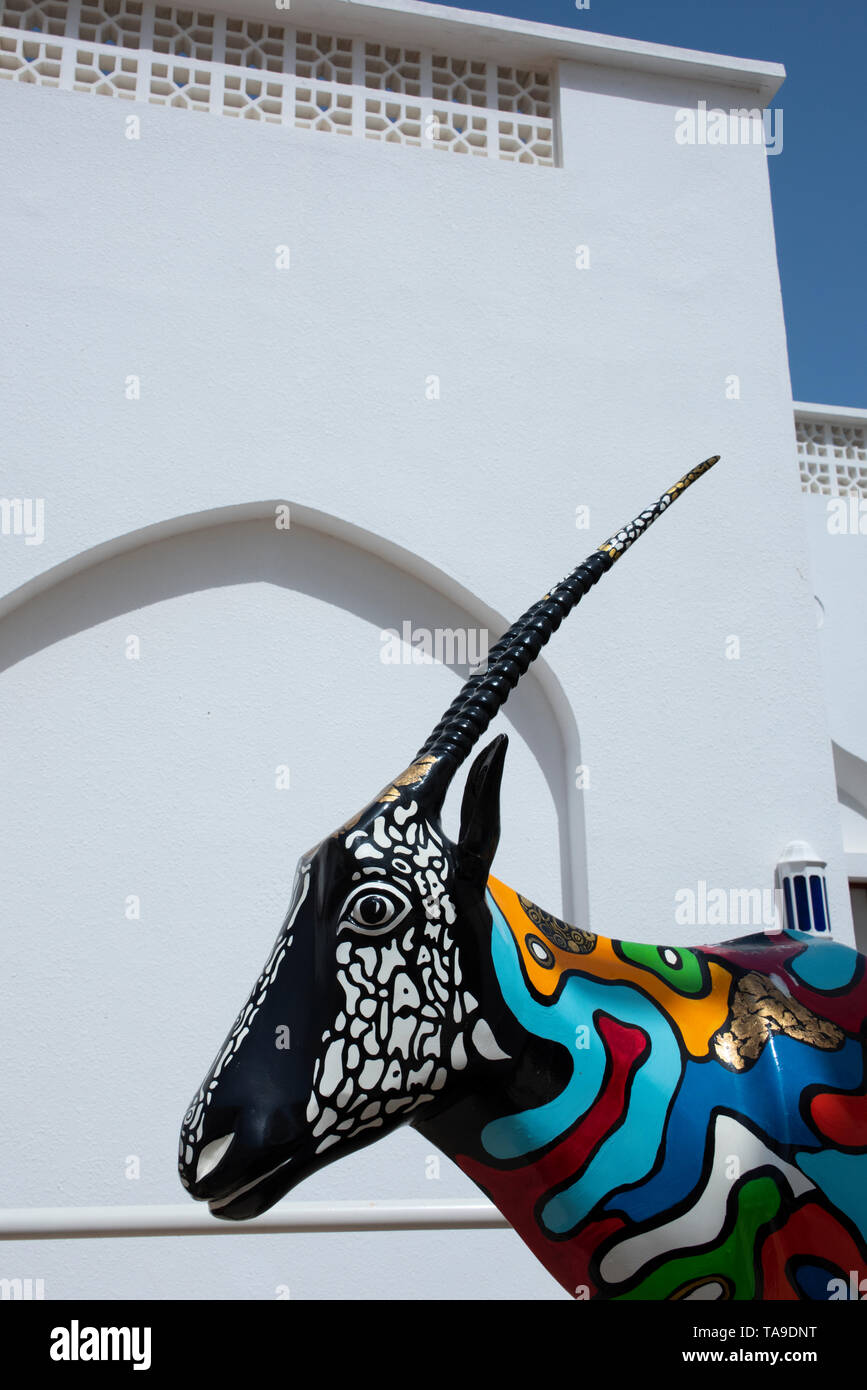 Oman, Hauptstadt von Muscat. Äußere des Bait Al Subair Museum mit gemalten Antilope Skulptur. Stockfoto
