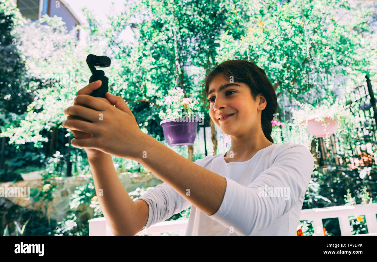 Antalya, Türkei - 12. Mai 2019: Kleines Mädchen holding DJI Osmo Tasche. Sie filmt mit der kleinsten 3-Achsen-stabilisiert handheld Kamera. Technologie und Yo Stockfoto