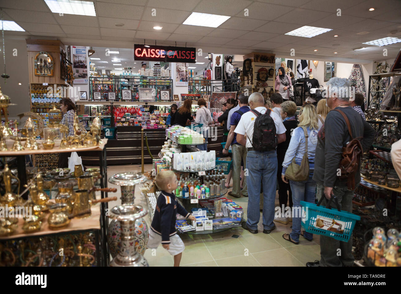 SOUSSE, TUNESIEN - ca. Mai, 2012: Einkaufsviertel und Kasse Lane sind in Yasmina souvenir entfernt. Inneren großer Geschenkartikelladen mit viel Werbung gi Stockfoto