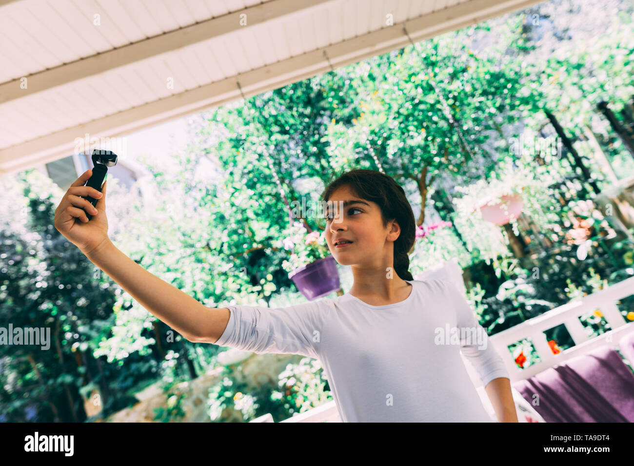 Antalya, Türkei - 12. Mai 2019: Kleines Mädchen holding DJI Osmo Tasche. Sie filmt mit der kleinsten 3-Achsen-stabilisiert handheld Kamera. Technologie und Yo Stockfoto