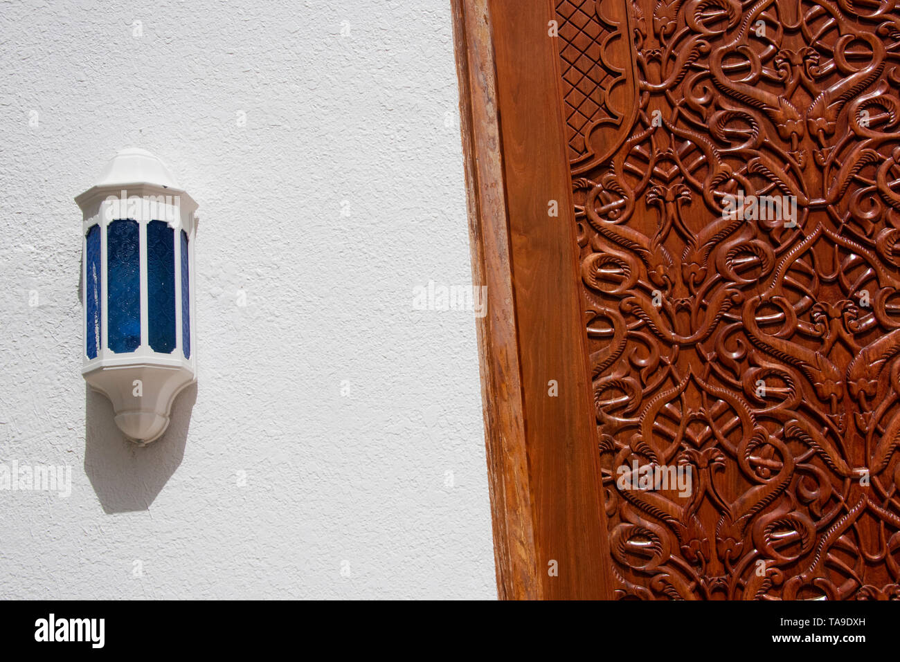 Oman, Hauptstadt von Muscat. Äußere des Bait Al Subair Museum zeigt typische arabische Architektur, Detail der geschnitzte Tür. Stockfoto