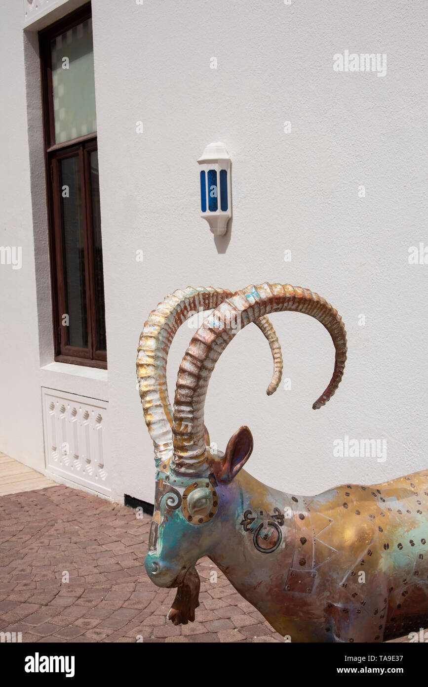 Oman, Hauptstadt von Muscat. Äußere des Bait Al Subair Museum mit gemalten Antilope Skulptur. Stockfoto