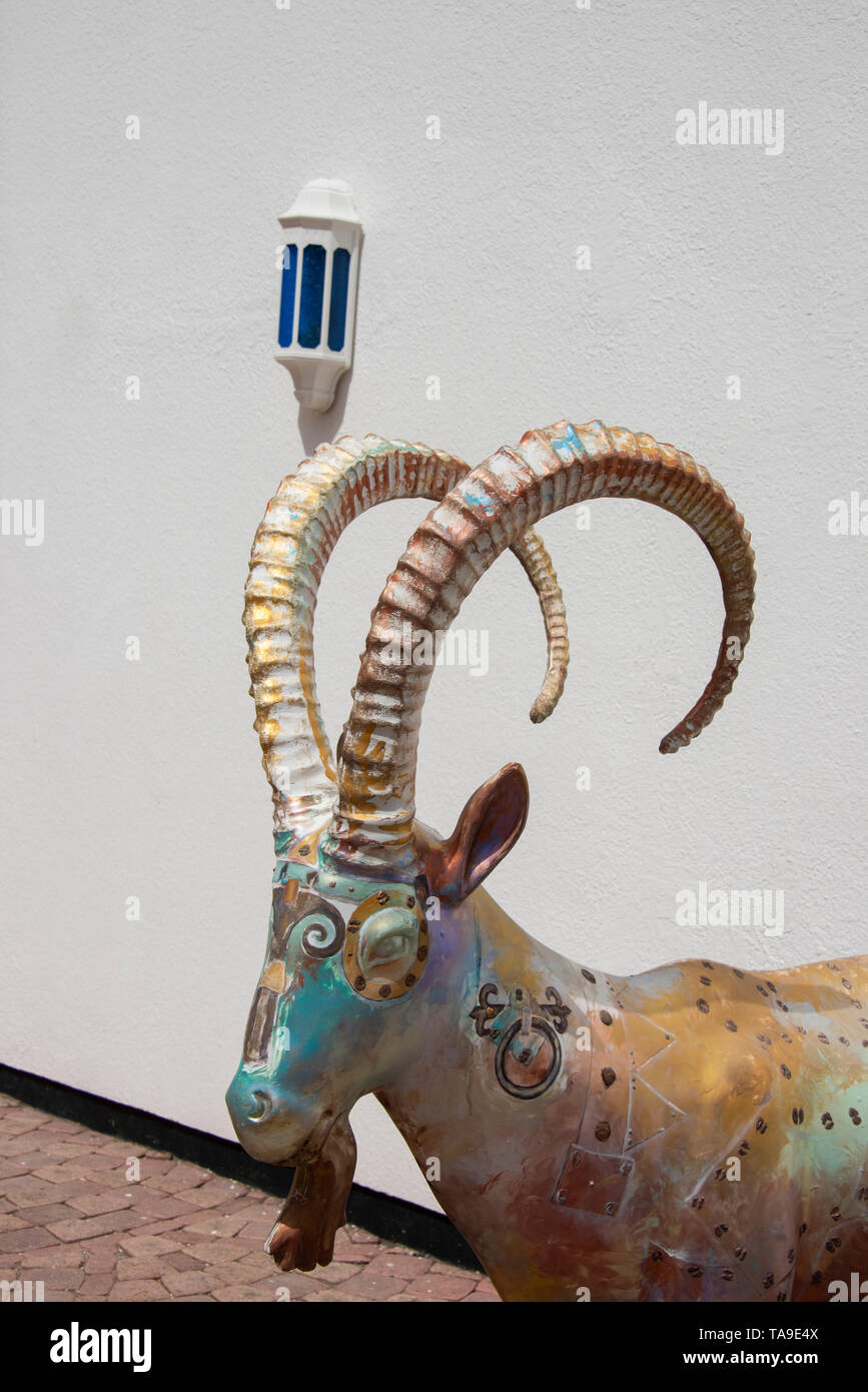Oman, Hauptstadt von Muscat. Äußere des Bait Al Subair Museum mit gemalten Antilope Skulptur. Stockfoto