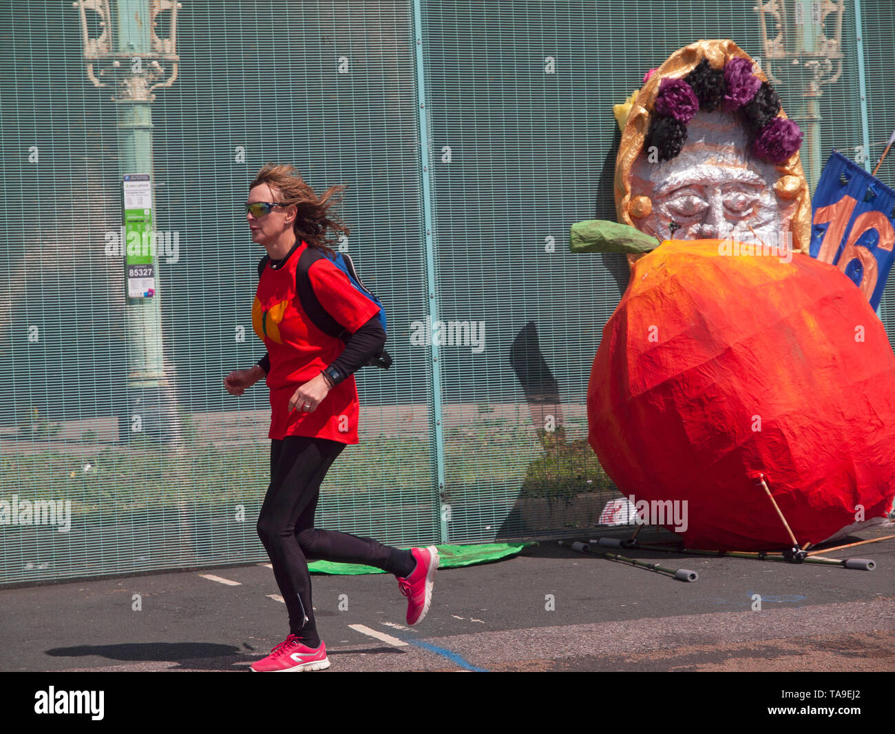 Ein Modell eines riesigen Pfirsich in der Parade in Brighton Stockfoto