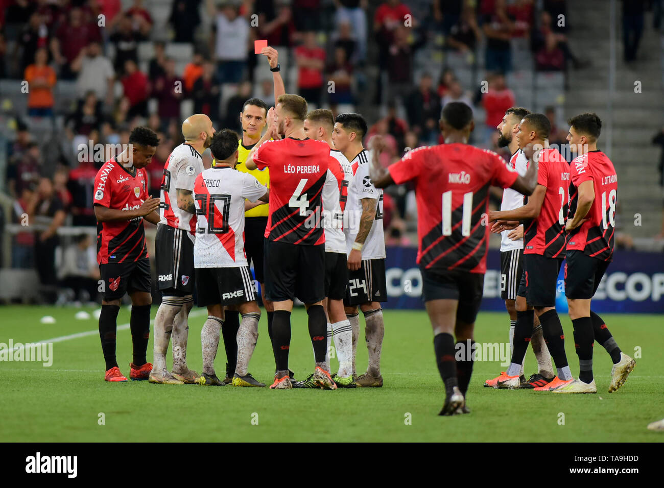 Curitiba, Brasilien. 22. Mai, 2019. Nach Anhörung des VAR, Schiedsrichter Wilmar Roldán wirft Milton Casco während Atlético gegen River Plate. Erste Etappe für die Conopa Cup Finale 2019. Arena da baixada. Curitiba, PR. Credit: Reinaldo Reginato/FotoArena/Alamy leben Nachrichten Stockfoto