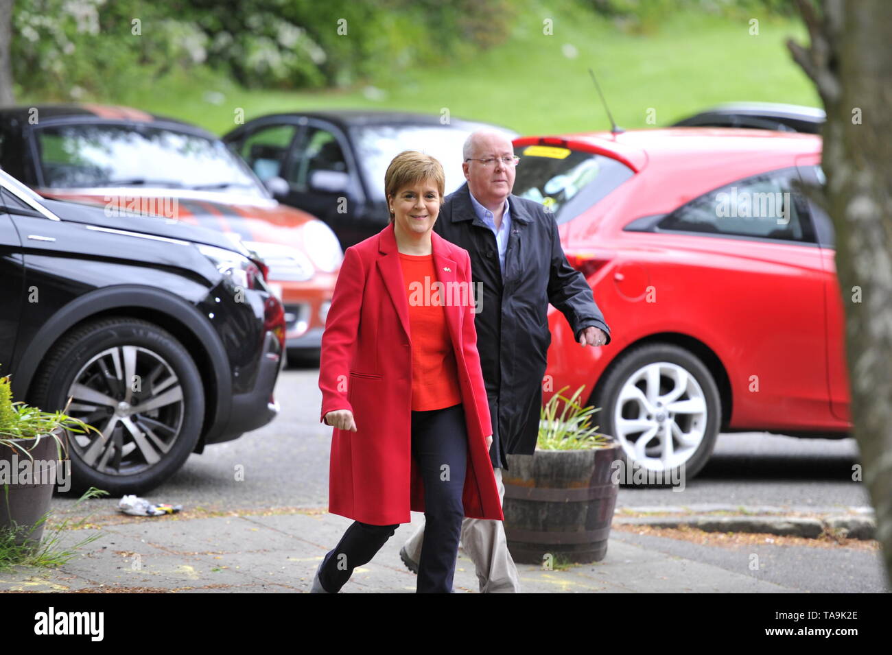 Larkhall, UK. 23. Mai 2019. Faust Minister, Nicola Sturgeon besucht ihren örtlichen Wahllokal ihre Stimme bei der Europawahl für die SNP zu cast Schottland in Europa zu halten. Credit: Colin Fisher/Alamy Leben Nachrichten Quelle: Colin Fisher/Alamy leben Nachrichten Stockfoto