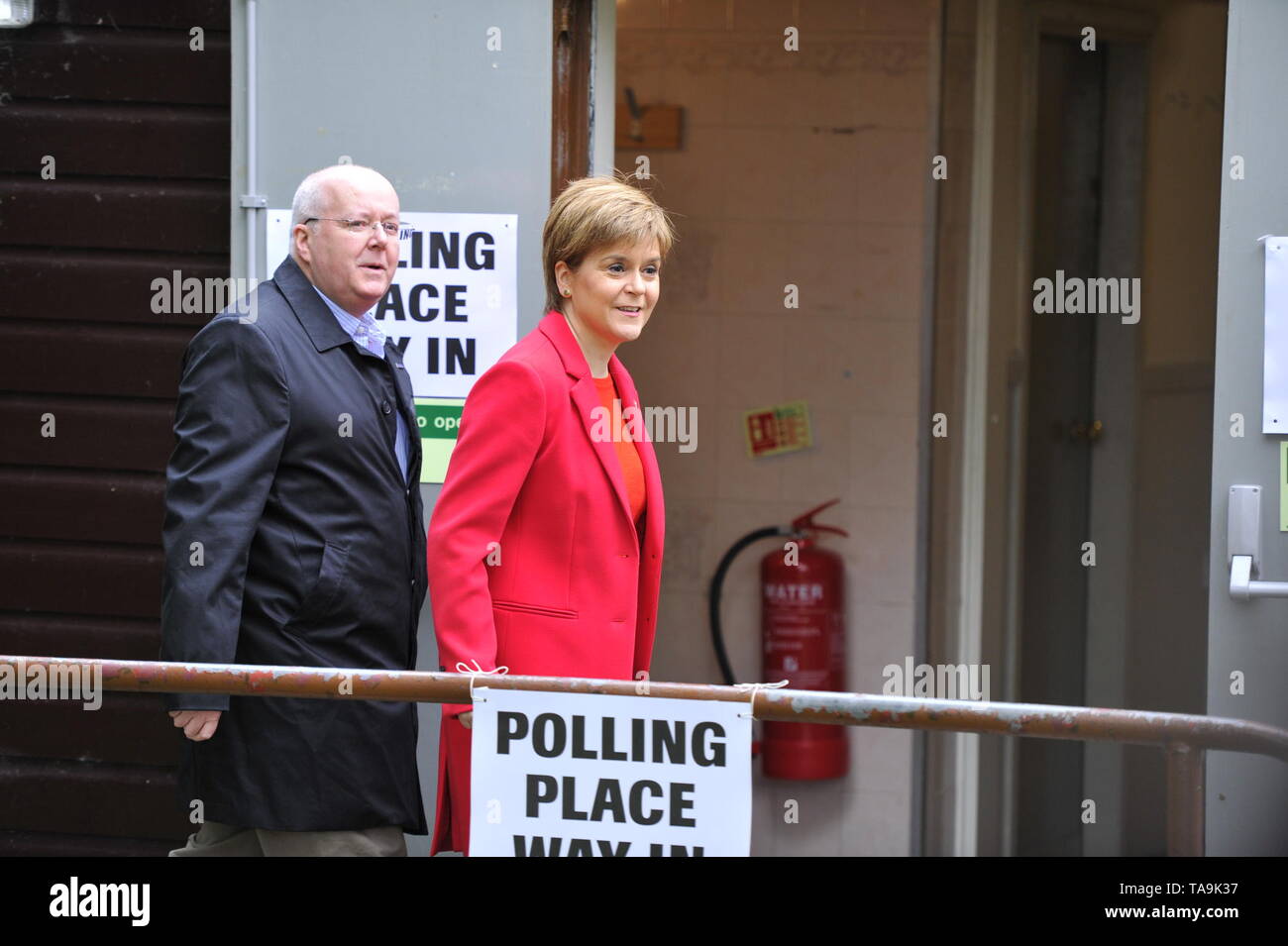 Larkhall, UK. 23. Mai 2019. Faust Minister, Nicola Sturgeon besucht ihren örtlichen Wahllokal ihre Stimme bei der Europawahl für die SNP zu cast Schottland in Europa zu halten. Credit: Colin Fisher/Alamy Leben Nachrichten Quelle: Colin Fisher/Alamy leben Nachrichten Stockfoto