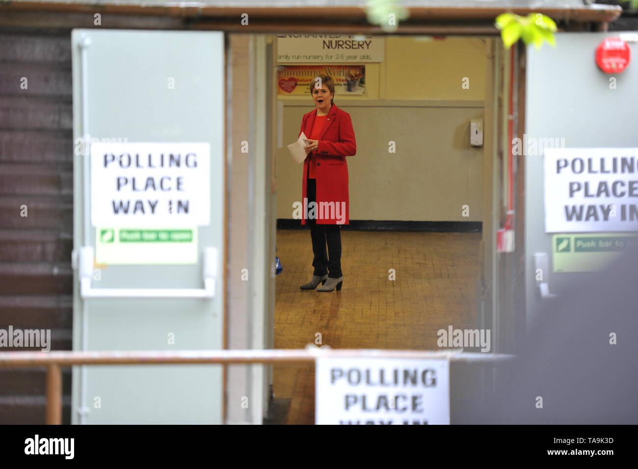 Larkhall, UK. 23. Mai 2019. Faust Minister, Nicola Sturgeon besucht ihren örtlichen Wahllokal ihre Stimme bei der Europawahl für die SNP zu cast Schottland in Europa zu halten. Credit: Colin Fisher/Alamy Leben Nachrichten Quelle: Colin Fisher/Alamy leben Nachrichten Stockfoto