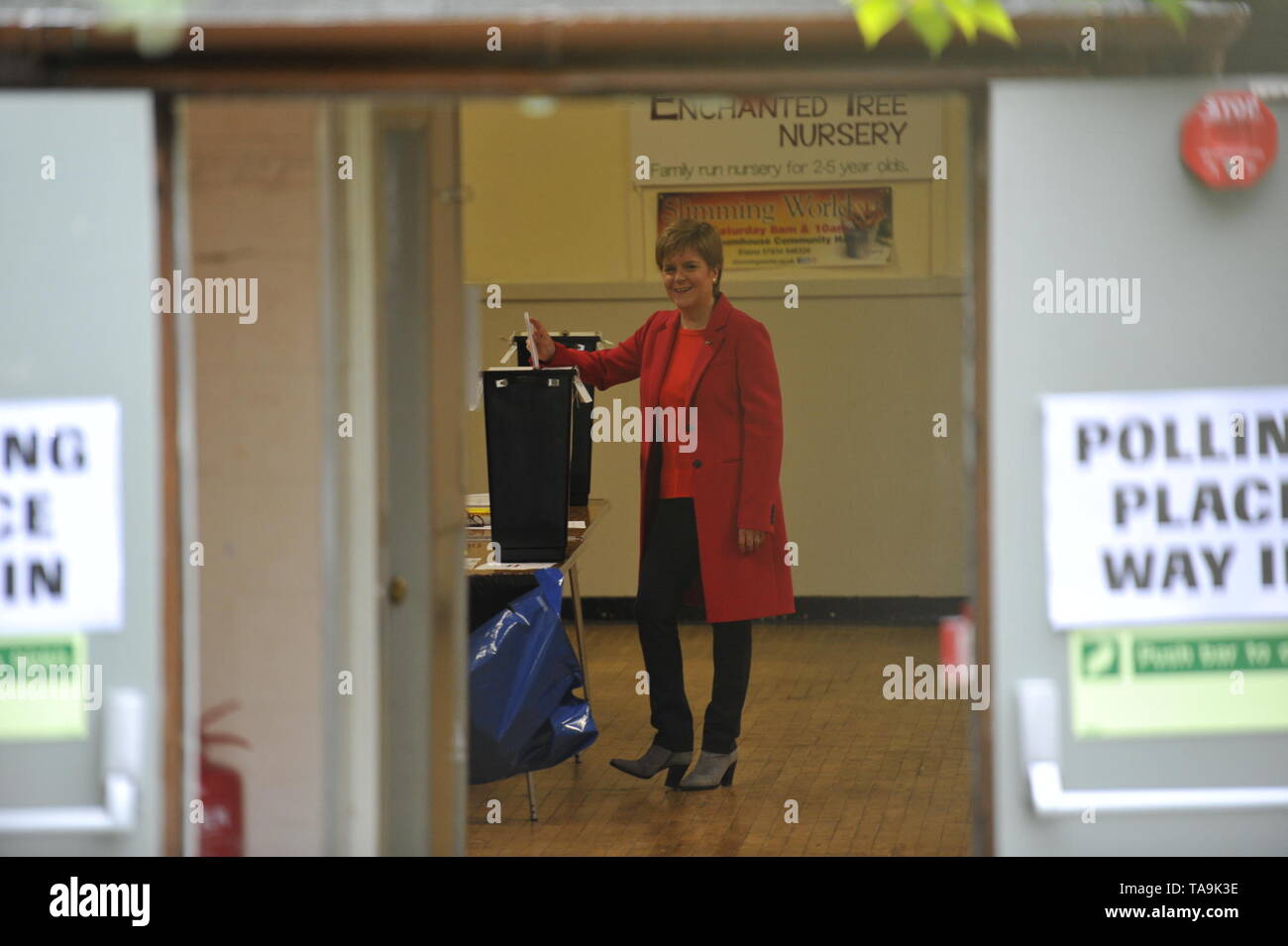 Larkhall, UK. 23. Mai 2019. Faust Minister, Nicola Sturgeon besucht ihren örtlichen Wahllokal ihre Stimme bei der Europawahl für die SNP zu cast Schottland in Europa zu halten. Credit: Colin Fisher/Alamy Leben Nachrichten Quelle: Colin Fisher/Alamy leben Nachrichten Stockfoto