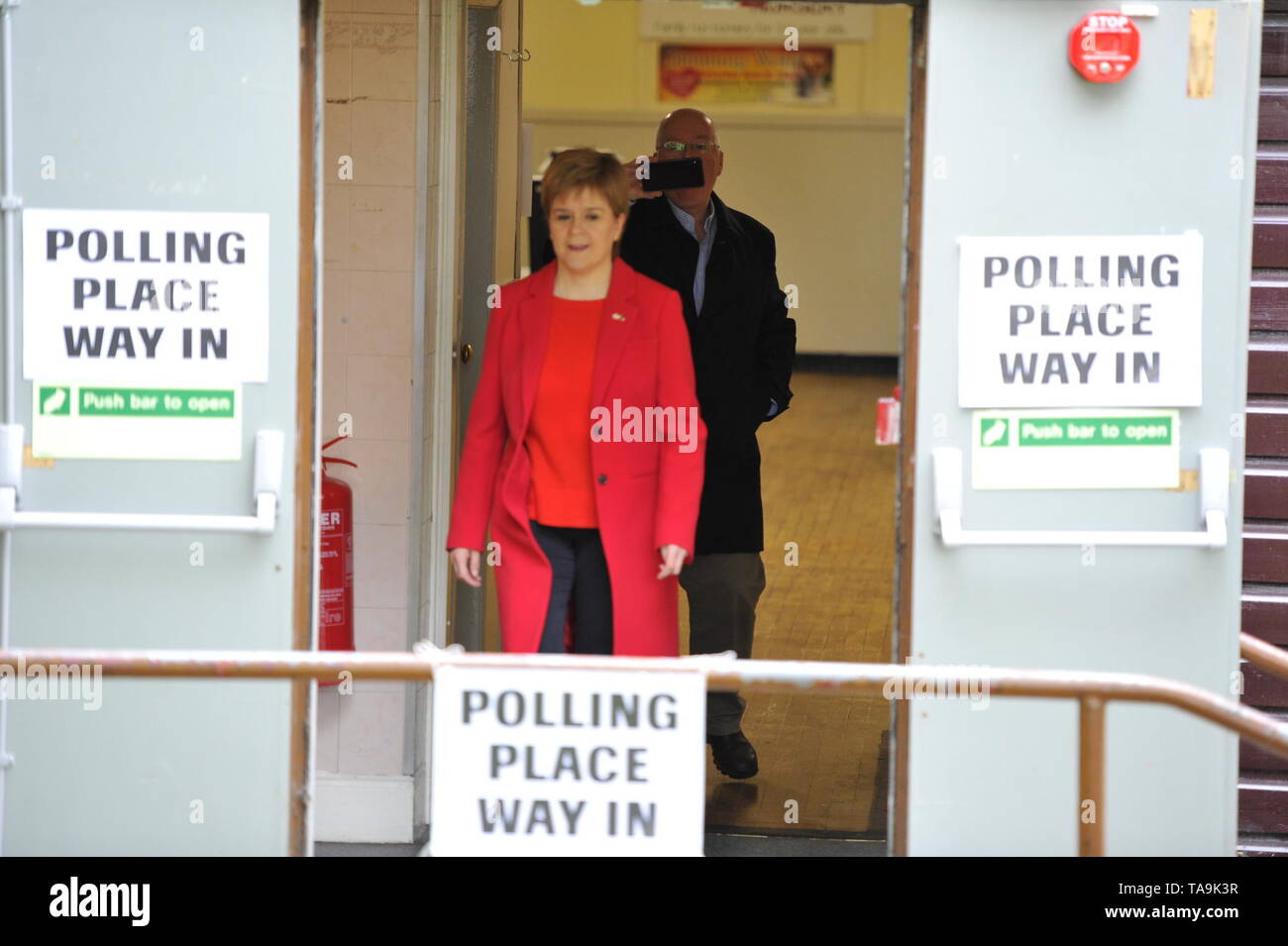 Larkhall, UK. 23. Mai 2019. Faust Minister, Nicola Sturgeon besucht ihren örtlichen Wahllokal ihre Stimme bei der Europawahl für die SNP zu cast Schottland in Europa zu halten. Credit: Colin Fisher/Alamy Leben Nachrichten Quelle: Colin Fisher/Alamy leben Nachrichten Stockfoto