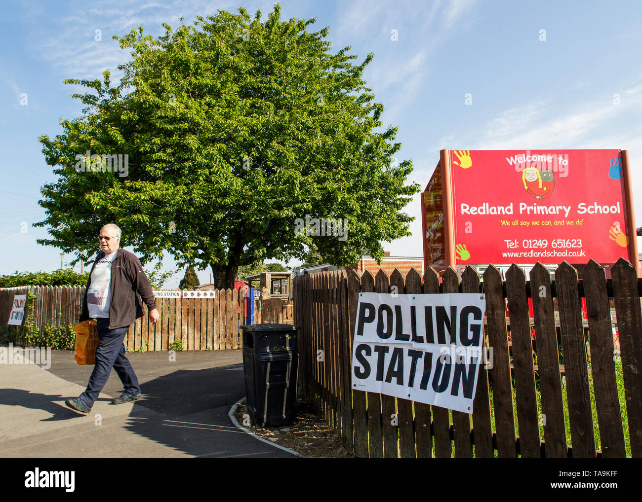 Chippenham, Großbritannien. 23 Mai, 2019. Ein Mann, der in der 2019 Wahlen zum Europäischen Parlament wird dargestellt, wodurch ein Wahllokal in einer Schule in Chippenham, Wiltshire gelegen. Credit: Lynchpics/Alamy leben Nachrichten Stockfoto