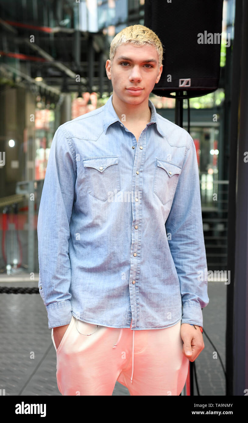 Berlin, Deutschland. 23 Mai, 2019. Elias Balthasar Becker, Modell, das zum Mazda Frühjahr Cocktail. Quelle: Britta Pedersen/dpa-zentralbild/dpa/Alamy leben Nachrichten Stockfoto