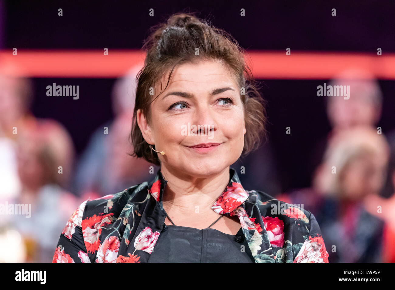 Leipzig, Deutschland. 26 Apr, 2019. Die Schauspielerin Claudia Schmutzler, während der MDR-Talkshow "RIVERBOAT" am 17.05.2019 in Leipzig aufgenommen. Quelle: Thomas Schulze/dpa-Zentralbild/ZB/dpa/Alamy leben Nachrichten Stockfoto