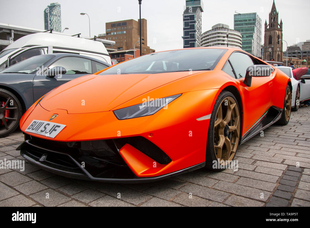 2019 orange Lamborghini Huracan Performance LP640 5204cc Roadster, Warteschlangen an Bord der Fähre zur Isle of man, um die Insel TT Rennen teilnehmen. Stockfoto