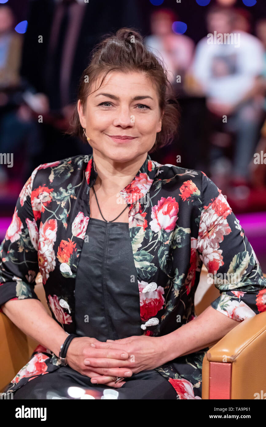 Leipzig, Deutschland. 26 Apr, 2019. Die Schauspielerin Claudia Schmutzler, während der MDR-Talkshow "RIVERBOAT" am 17.05.2019 in Leipzig aufgenommen. Quelle: Thomas Schulze/dpa-Zentralbild/ZB/dpa/Alamy leben Nachrichten Stockfoto
